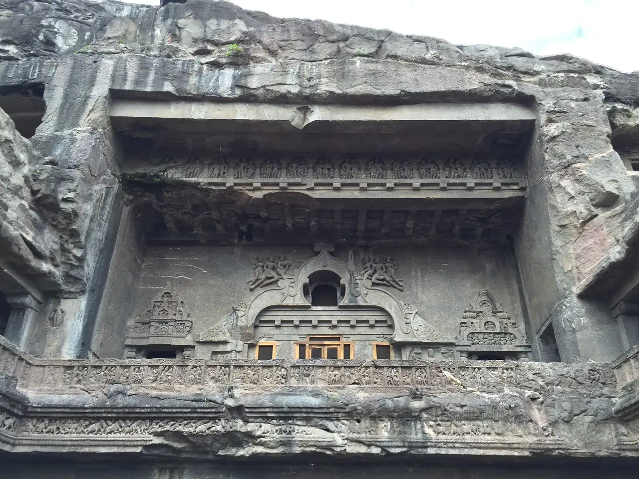 ด้านหน้าถ้ำ 10 (Vishvakarma) ถ้ำพุทธที่เอลโลรา ภาพจาก Wikimedia Commons ผู้ถ่าย Ms Sarah Welch สัญญา CC BY-SA 4.0