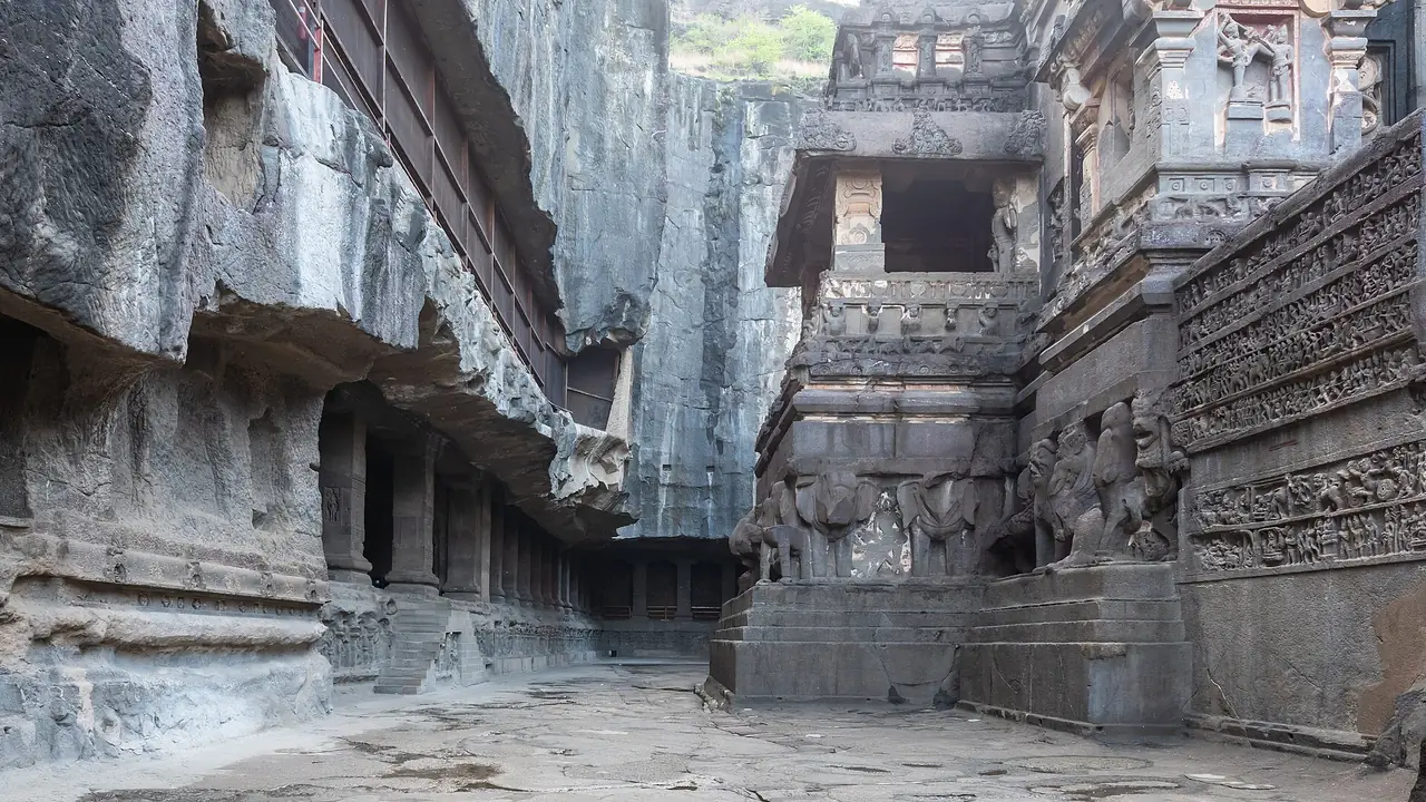 ลานด้านในวัดไกรลาสพร้อมภาพสลักมหาภารตะบนผนัง ภาพจาก Wikimedia Commons ผู้ถ่าย Rohit Sharma สัญญา CC BY-SA 4.0