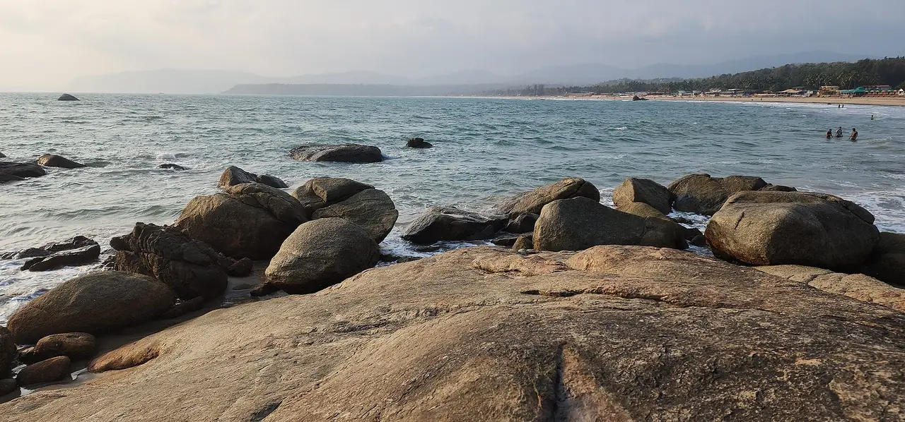 โขดหินริมหาดอาโกนดา (Agonda) ยามเย็น เป็นมุมหินของหาด ไม่ใช่ส่วนทรายหลัก ภาพจาก Wikimedia Commons ผู้ถ่าย JosephAssisFernandes สัญญา CC BY-SA 4.0