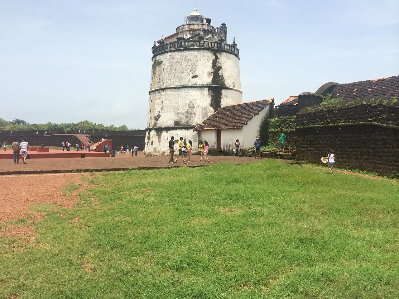 ประภาคารและกำแพงป้อมอากัวดา (Fort Aguada) ภาพจาก Wikimedia Commons ผู้ถ่าย ShadesofIndia สัญญา CC BY-SA 4.0