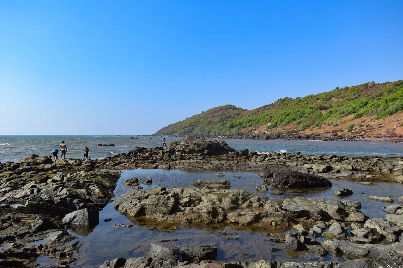 โขดหินและแอ่งน้ำที่หาดอันจูนในภาพถ่ายปี 2559 ภาพจาก Wikimedia Commons ผู้ถ่าย Nikhilb239 สัญญา CC BY 3.0