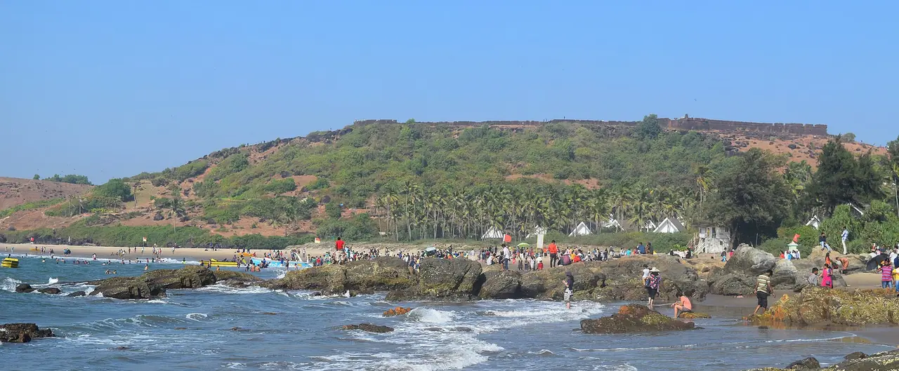 ป้อมชาโปรามองจากชายหาดวากาตอร์ ภาพถ่ายปี 2559 จาก Wikimedia Commons ผู้ถ่าย Nikhilb239 สัญญา CC BY 3.0