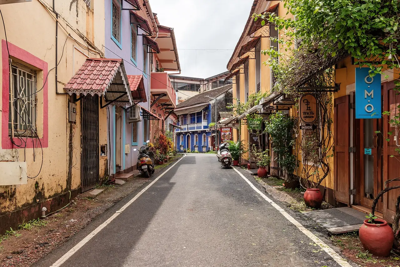 ถนนในย่านฟอนไทญาส ปานาจี บ้านสีสดและตรอกแคบ ภาพจาก Wikimedia Commons ผู้ถ่าย iMahesh สัญญา CC BY-SA 4.0