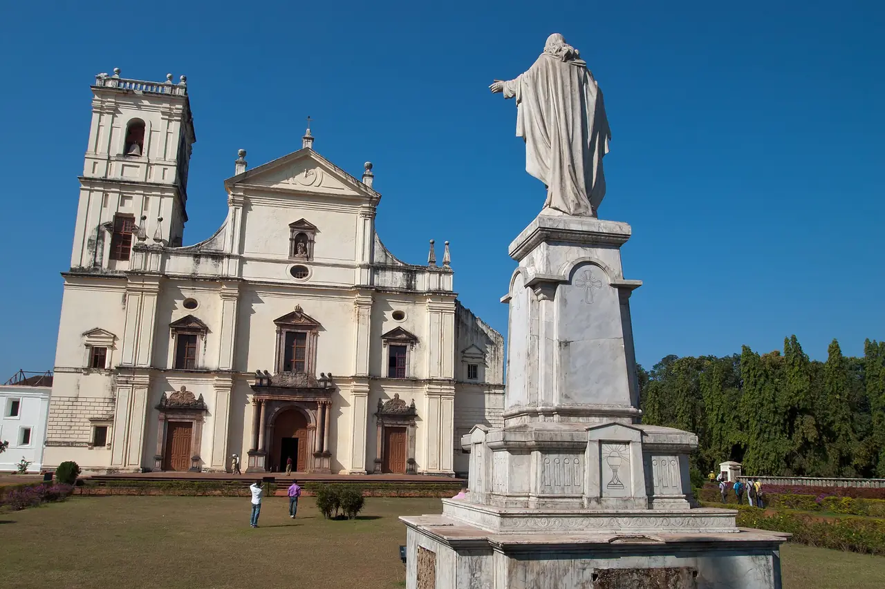 มหาวิหารเซ (Se Cathedral) ที่ Old Goa เห็นหอระฆังและรูปปั้นพระแม่มารีย์ ภาพจาก Wikimedia Commons ผู้ถ่าย Vyacheslav Argenberg สัญญา CC BY 4.0