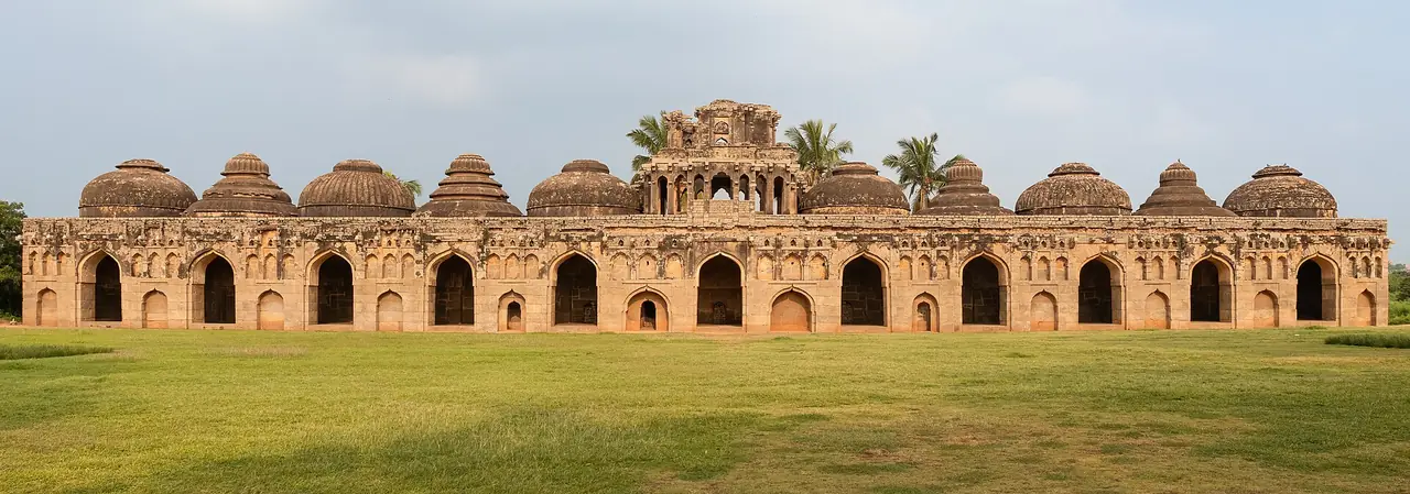 คอกช้างหลวงมุมกว้าง เห็นโดมเรียงเป็นแถว ภาพจาก Wikimedia Commons ผู้ถ่าย iMahesh สัญญา CC BY-SA 4.0