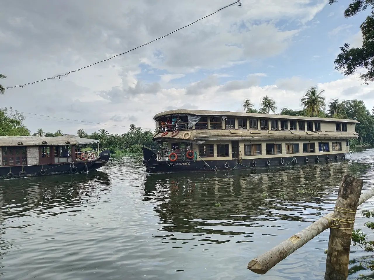 บ้านเรือสองลำบนลำน้ำพุนนมาดา (Punnamada) ใกล้อัลเลปปี ภาพจาก Wikimedia Commons ผู้ถ่าย Varghesepunnamada สัญญา CC BY 4.0
