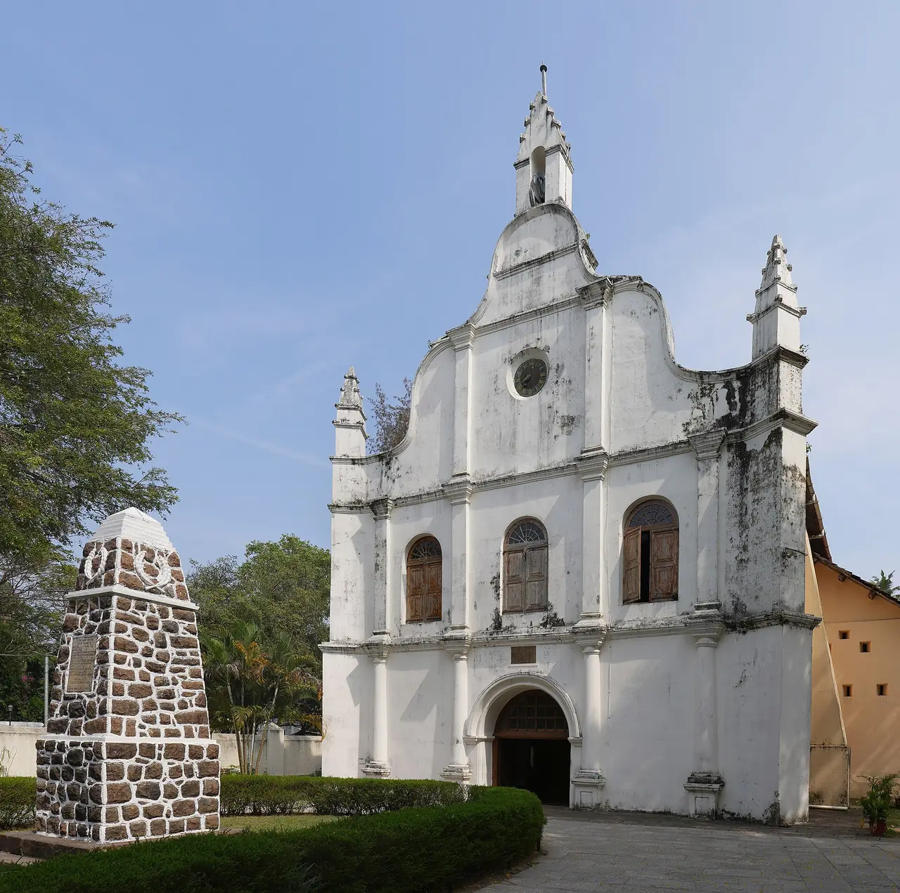 หน้าโบสถ์เซนต์ฟรานซิส (St. Francis Church) ฟอร์ตโคชิ ภาพจาก Wikimedia Commons ผู้ถ่าย Ingo Mehling สัญญา CC BY-SA 4.0