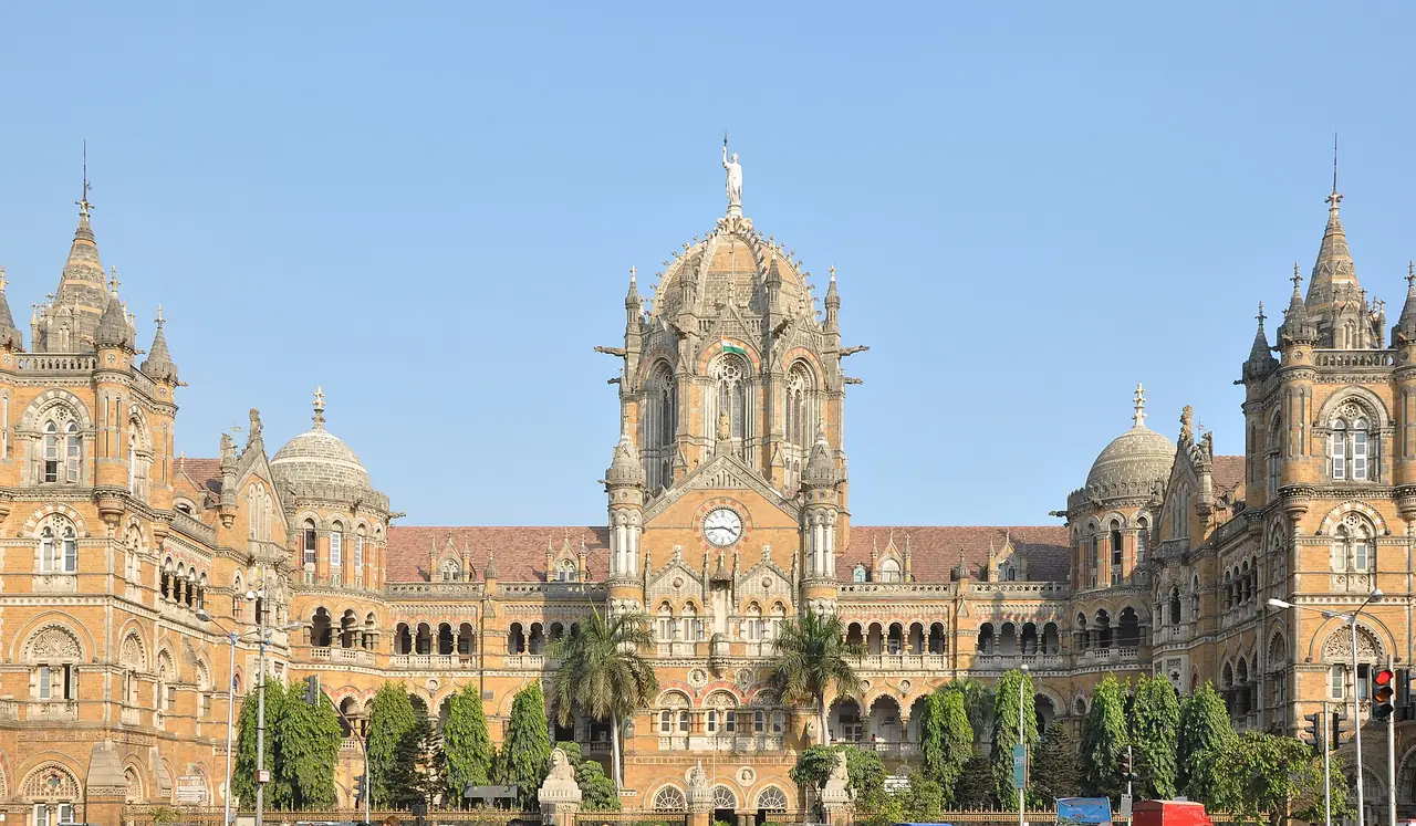 ด้านหน้าสถานี Chhatrapati Shivaji Terminus สถาปัตยกรรมโกธิกวิกตอเรียน ภาพจาก Wikimedia Commons ผู้ถ่าย Joe Ravi สัญญา CC BY-SA 3.0