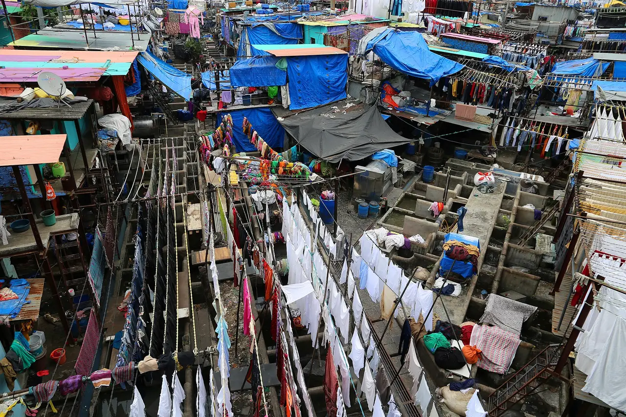 ลานซักผ้า Dhobi Ghat ที่ Mahalaxmi มองจากด้านบน ภาพจาก Wikimedia Commons ผู้ถ่าย Sailko สัญญา CC BY 3.0