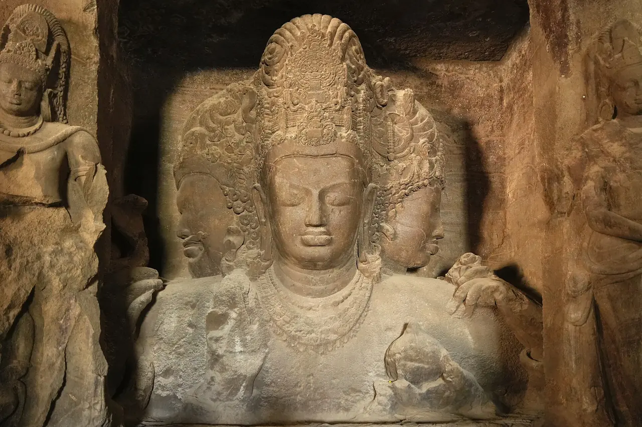 ประติมากรรมพระศิวะในถ้ำหลักของเอเลแฟนต้า ภาพจาก Wikimedia Commons ผู้ถ่าย Ingo Mehling สัญญา CC BY-SA 4.0
