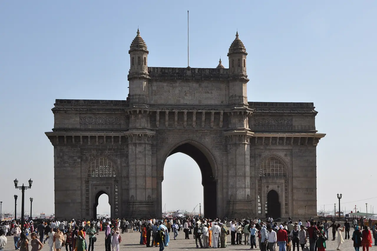 Gateway of India ตอนกลางวัน มีผู้คนมาถ่ายภาพหน้าซุ้มประตู ภาพจาก Wikimedia Commons ผู้ถ่าย Joe Ravi สัญญา CC BY-SA 3.0