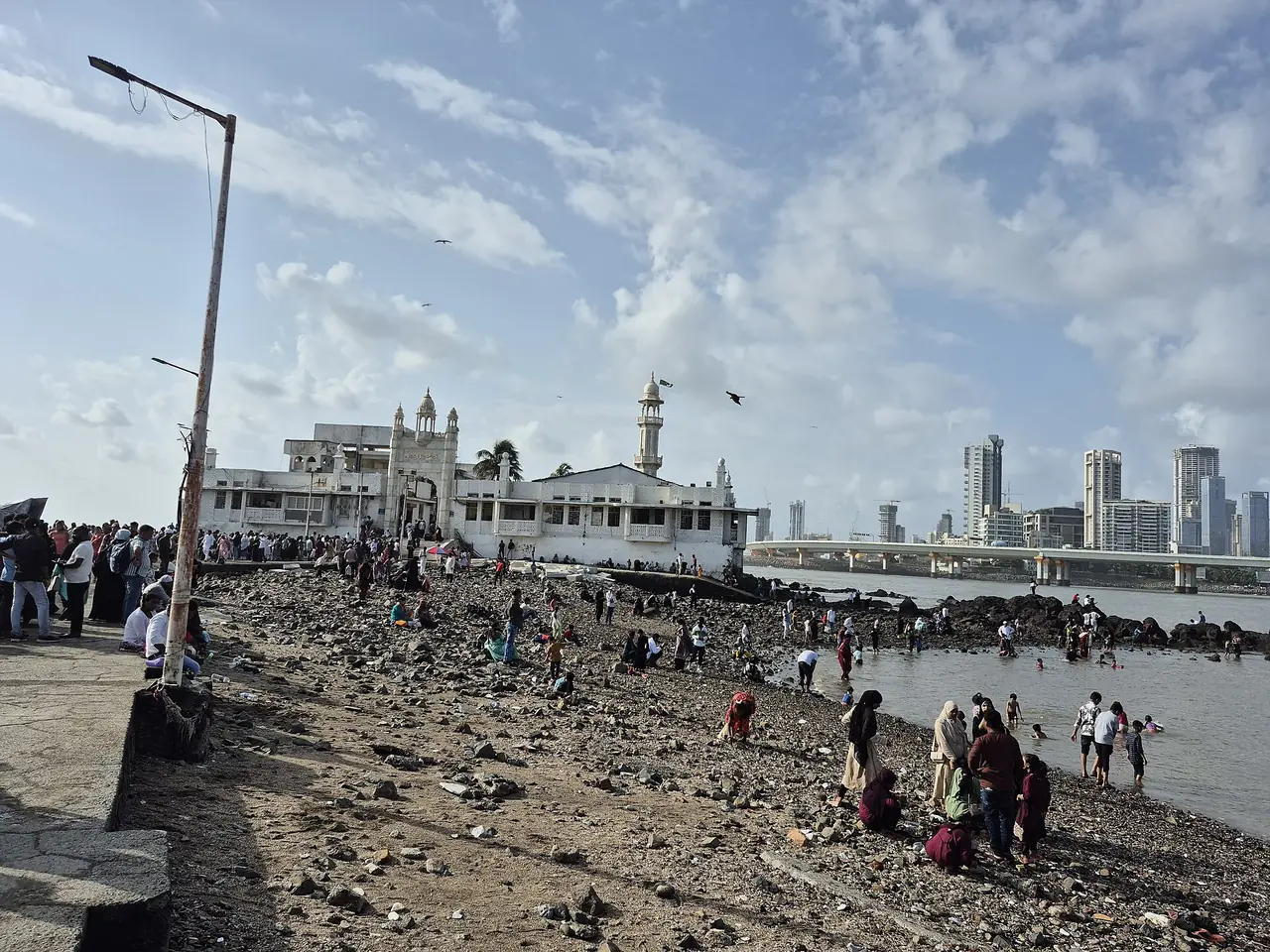 Haji Ali Dargah บนเกาะเล็กนอกชายฝั่งเมื่อมองจากชายหาดริมอ่าว ภาพจาก Wikimedia Commons ผู้ถ่าย Suraj Digrase สัญญา CC0
