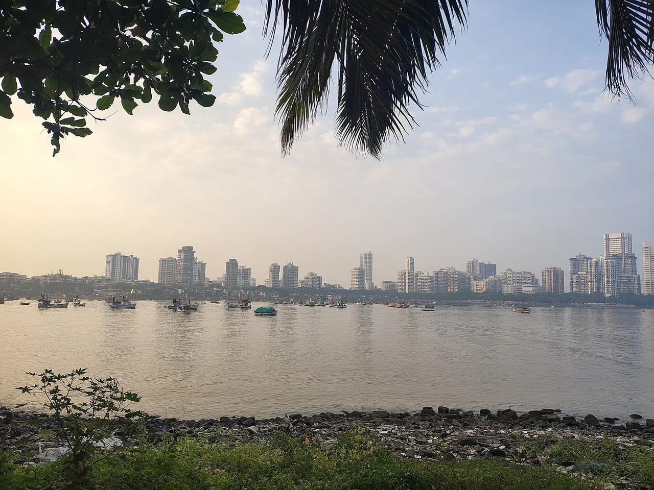 ผืนน้ำอ่าวและเส้นขอบฟ้าของเมือง ภาพที่ผู้ถ่ายตั้งชื่อว่า Marine drive Harbour ภาพจาก Wikimedia Commons ผู้ถ่าย Manukrishnan80 สัญญา CC BY-SA 3.0 เป็นภาพบรรยากาศ ไม่ใช่ภาพถนนที่เรียงอาคารอาร์ตเดโค