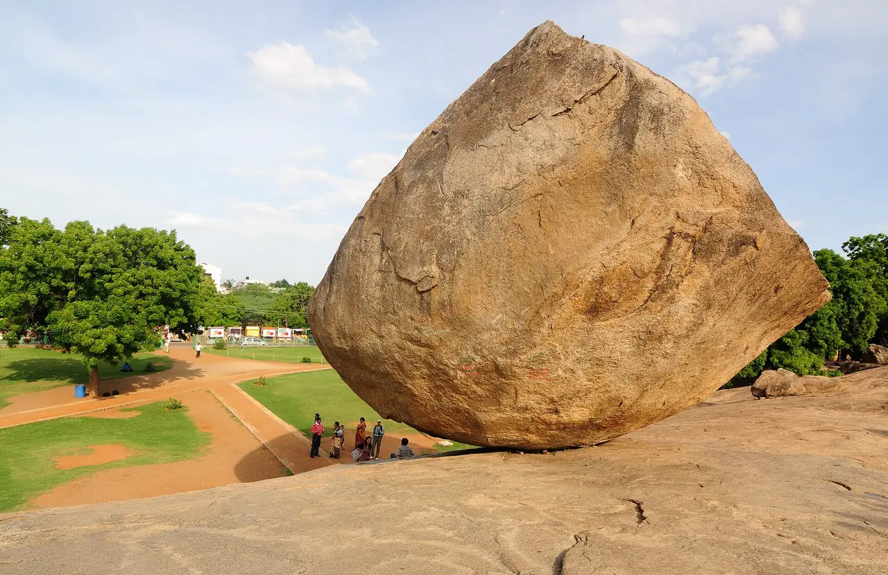 ก้อนหินลูกเนยกฤษณะวางพิงเนิน ภาพจาก Wikimedia Commons ผู้ถ่าย Dey.sandip สัญญา CC BY-SA 3.0