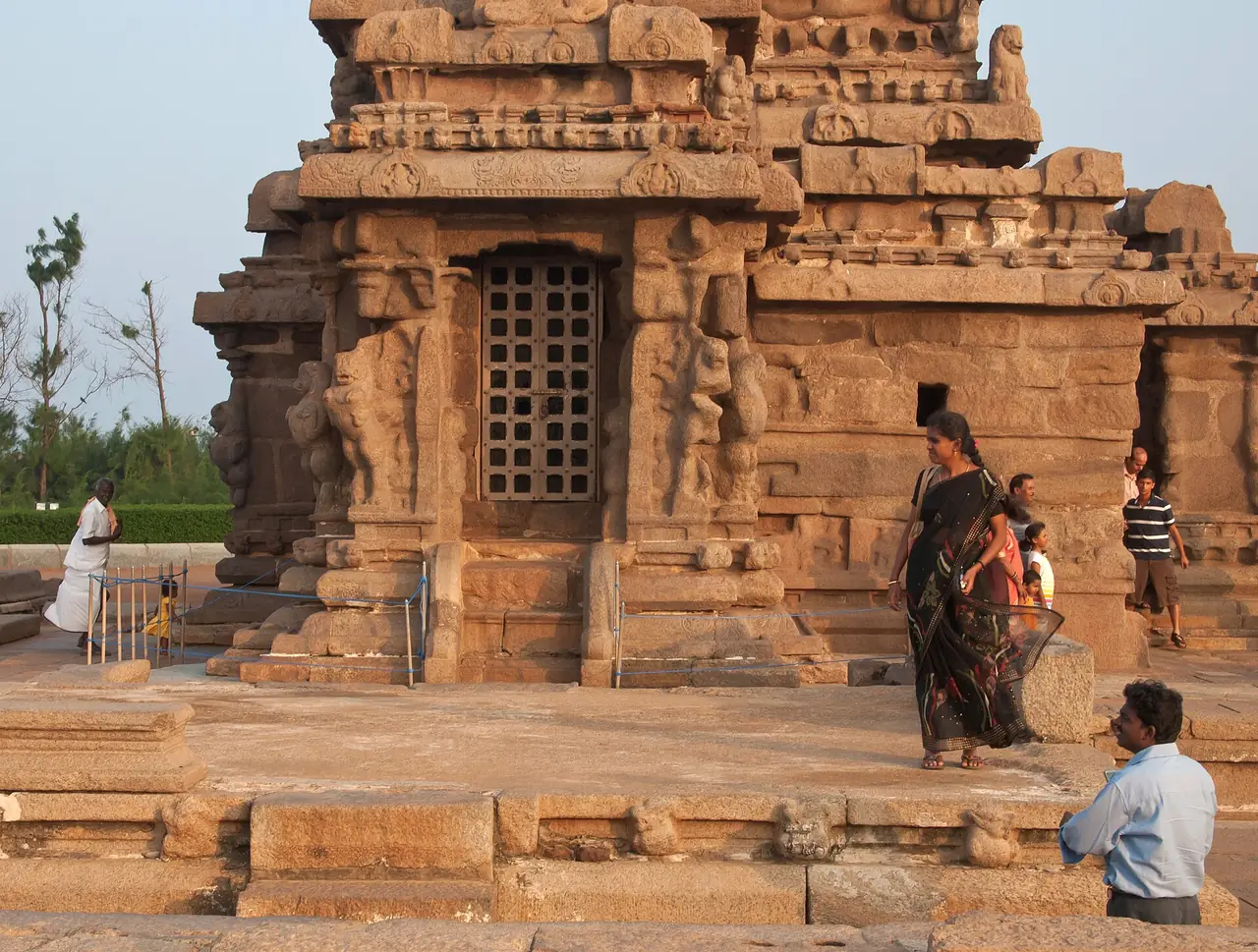ด้านข้างของกลุ่มวัดชายทะเลที่มหาพลีปุรัม เห็นผู้เข้าชม ภาพจาก Wikimedia Commons ผู้ถ่าย Vyacheslav Argenberg สัญญา CC BY 4.0