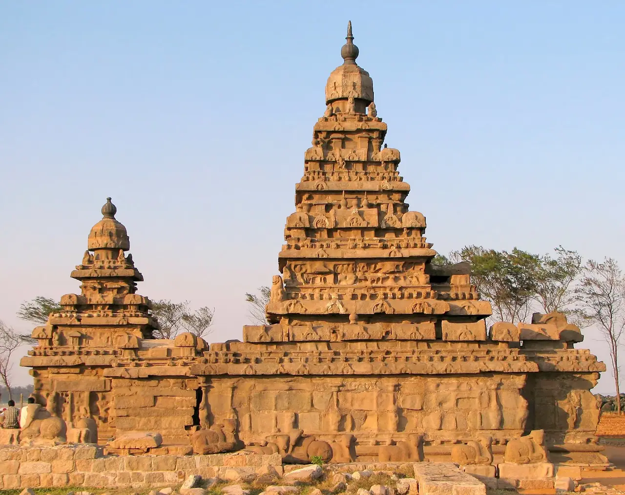 ยอดวัดชายทะเลสองยอดตั้งชิดกัน ภาพจาก Wikimedia Commons ผู้ถ่าย Bernard Gagnon สัญญา CC BY-SA 3.0