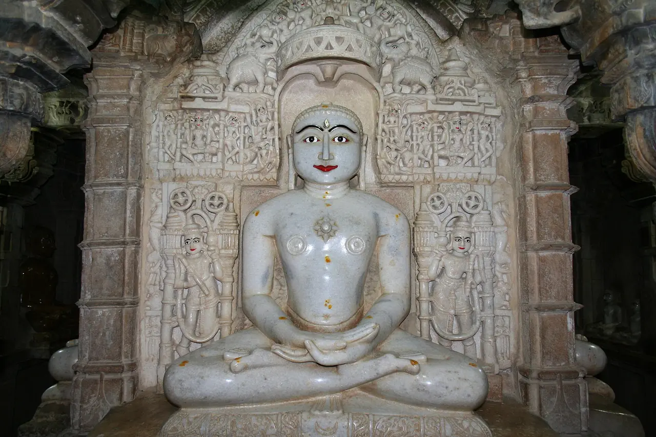 รูปเคารพหินอ่อนทรงนั่งในวัดเชนจันทรประภู ในป้อมไจซัลเมอร์ ภาพจาก Wikimedia Commons ผู้ถ่าย Ingo Mehling สัญญา CC BY-SA 3.0