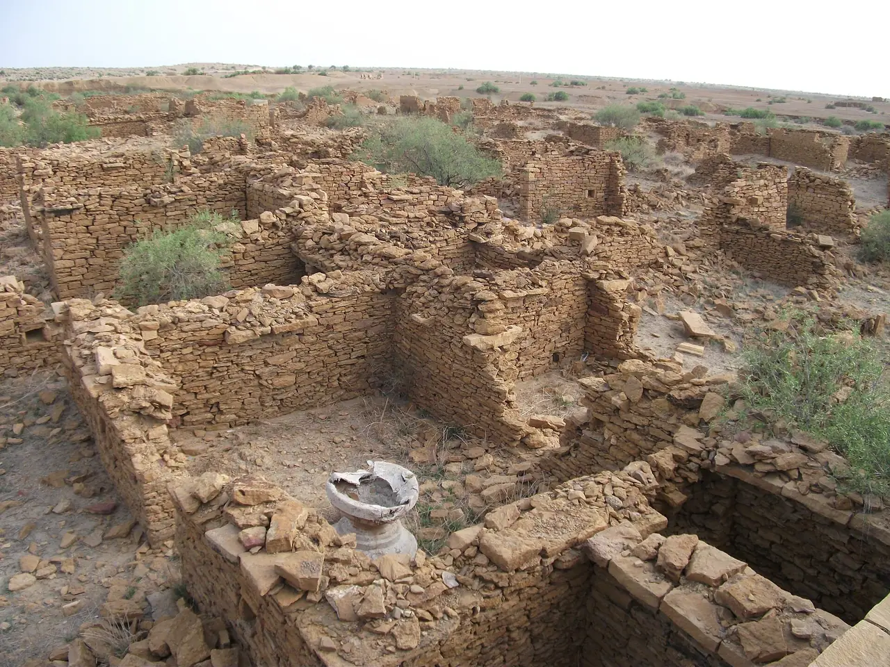 ซากบ้านหินในคูลธารา หมู่บ้านร้างใกล้ไจซัลเมอร์ ภาพจาก Wikimedia Commons ผู้ถ่าย Archan dave สัญญา CC BY-SA 3.0