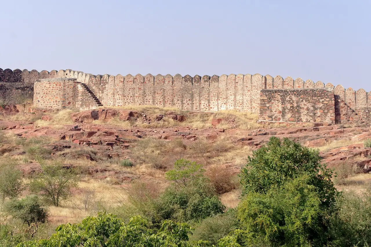 กำแพงป้อมเมห์รานครห์มองจาก Rao Jodha Desert Rock Park ภาพจาก Wikimedia Commons ผู้ถ่าย Jakub Hałun สัญญา CC BY-SA 4.0
