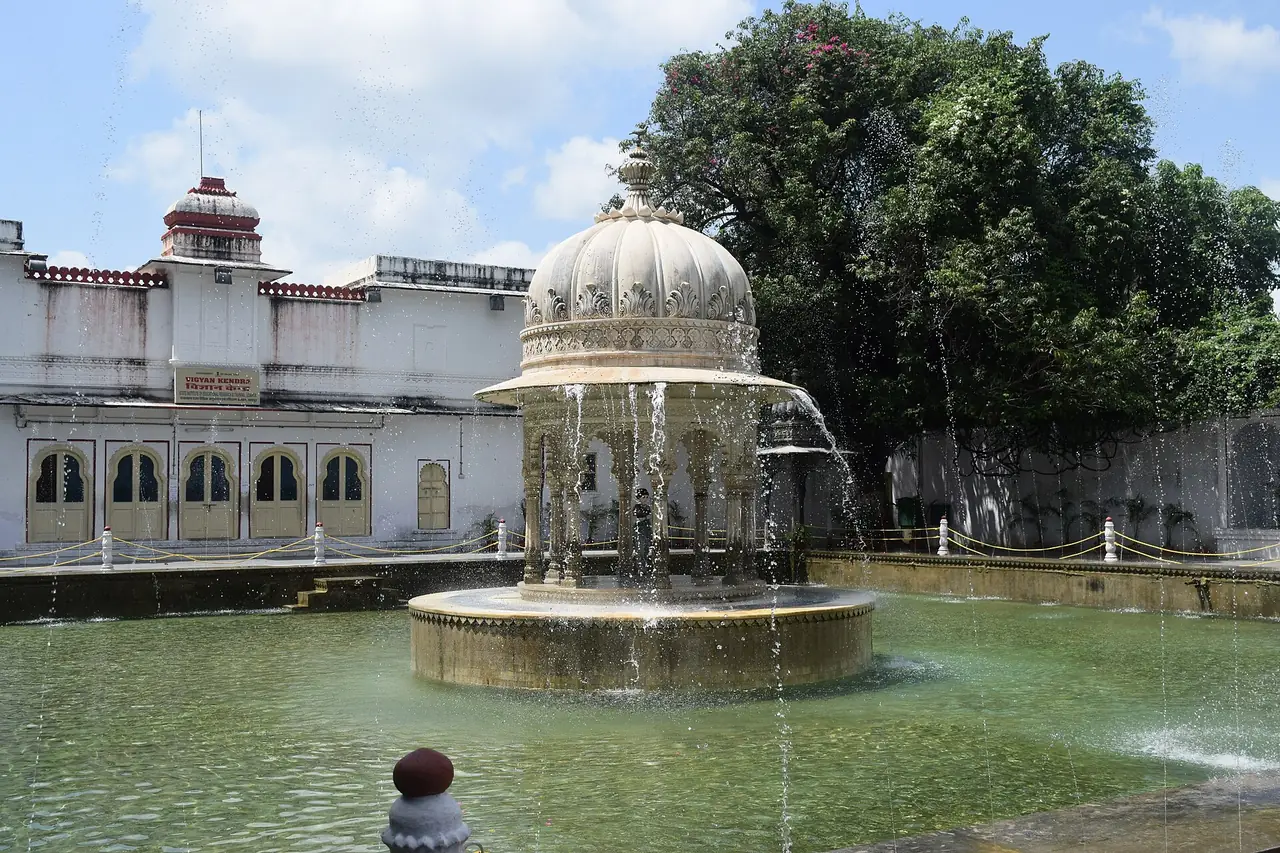 น้ำพุและศาลาในสาเหลียนกีบารี อุทัยปุระ ภาพจาก Wikimedia Commons ผู้ถ่าย Kshitiz Sikka สัญญา CC BY-SA 4.0