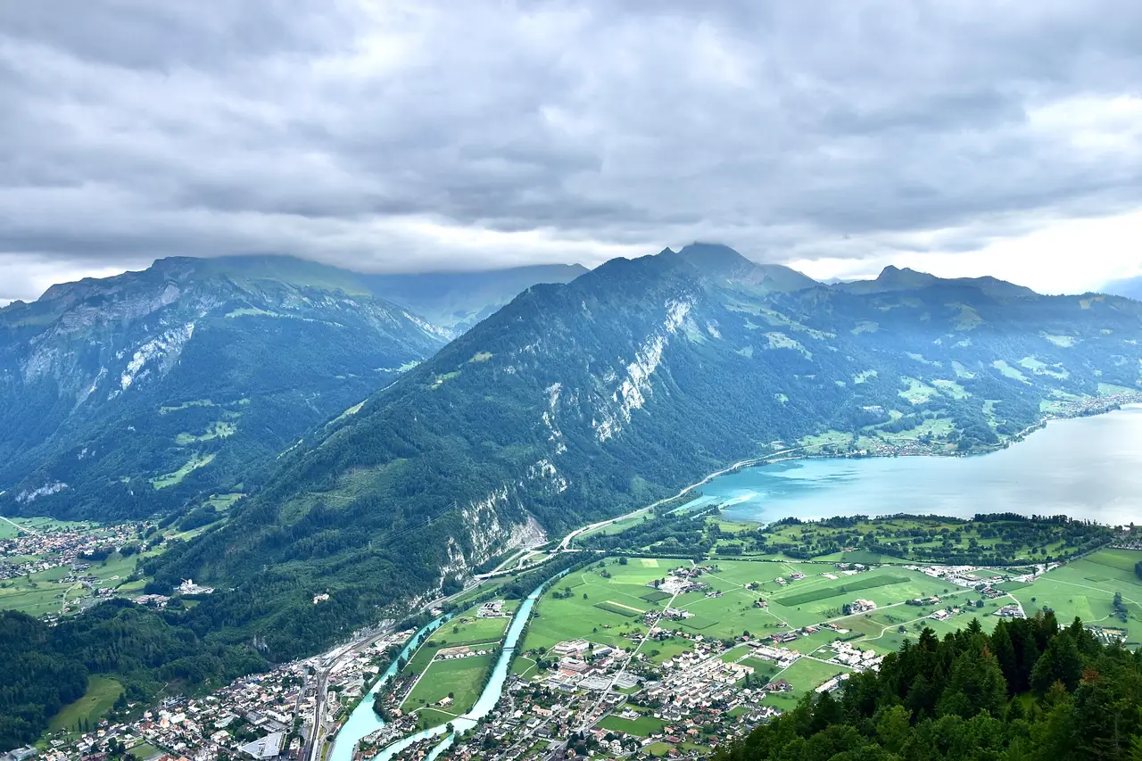 อินเทอร์ลาเคนและทะเลสาบทูน มองจากจุดชมวิว Harder Kulm ภาพถ่ายจาก Wikimedia Commons