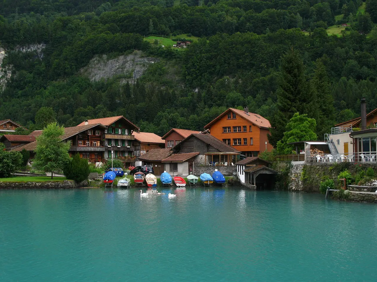 หมู่บ้านอิเซลต์วัลด์ริมทะเลสาบบริเอนซ์ ภาพถ่ายจาก Wikimedia Commons