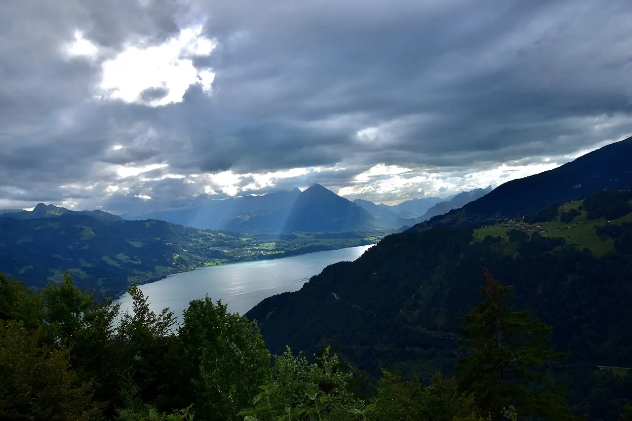 ทะเลสาบทูนและภูเขา มองจากจุดชมวิว Harder Kulm ภาพถ่ายจาก Wikimedia Commons