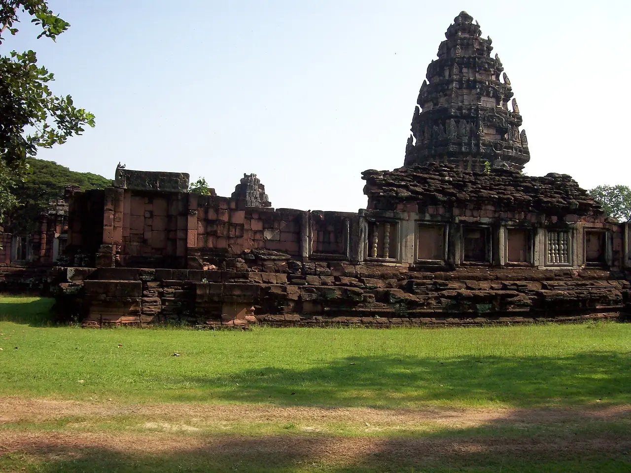 ยอดปรางค์ประธานปราสาทหินพิมายเหนือหลังคาระเบียง