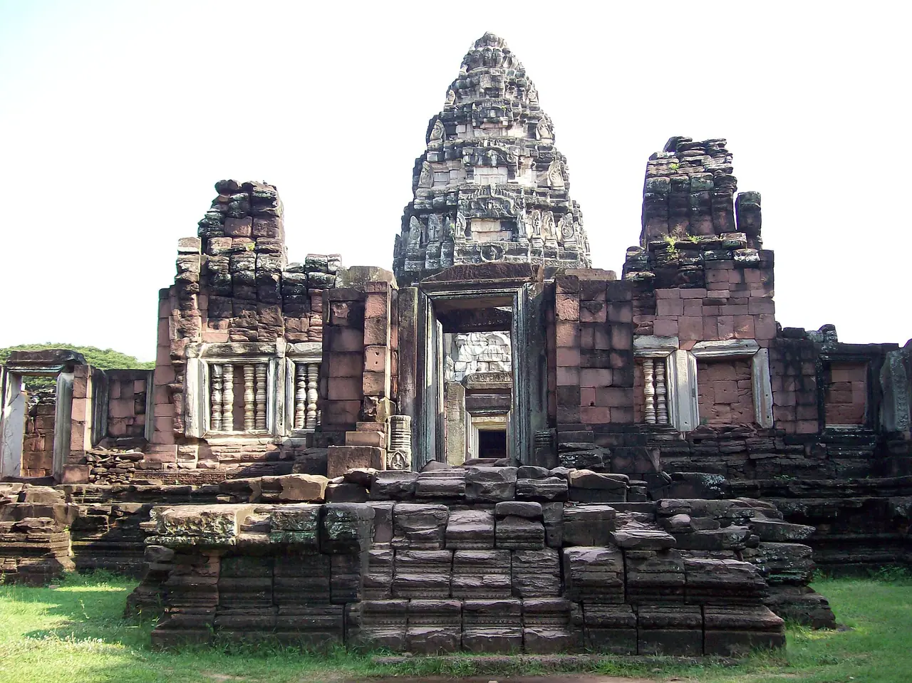 ปราสาทหินพิมายมองจากทางเดินหน้าปราสาท