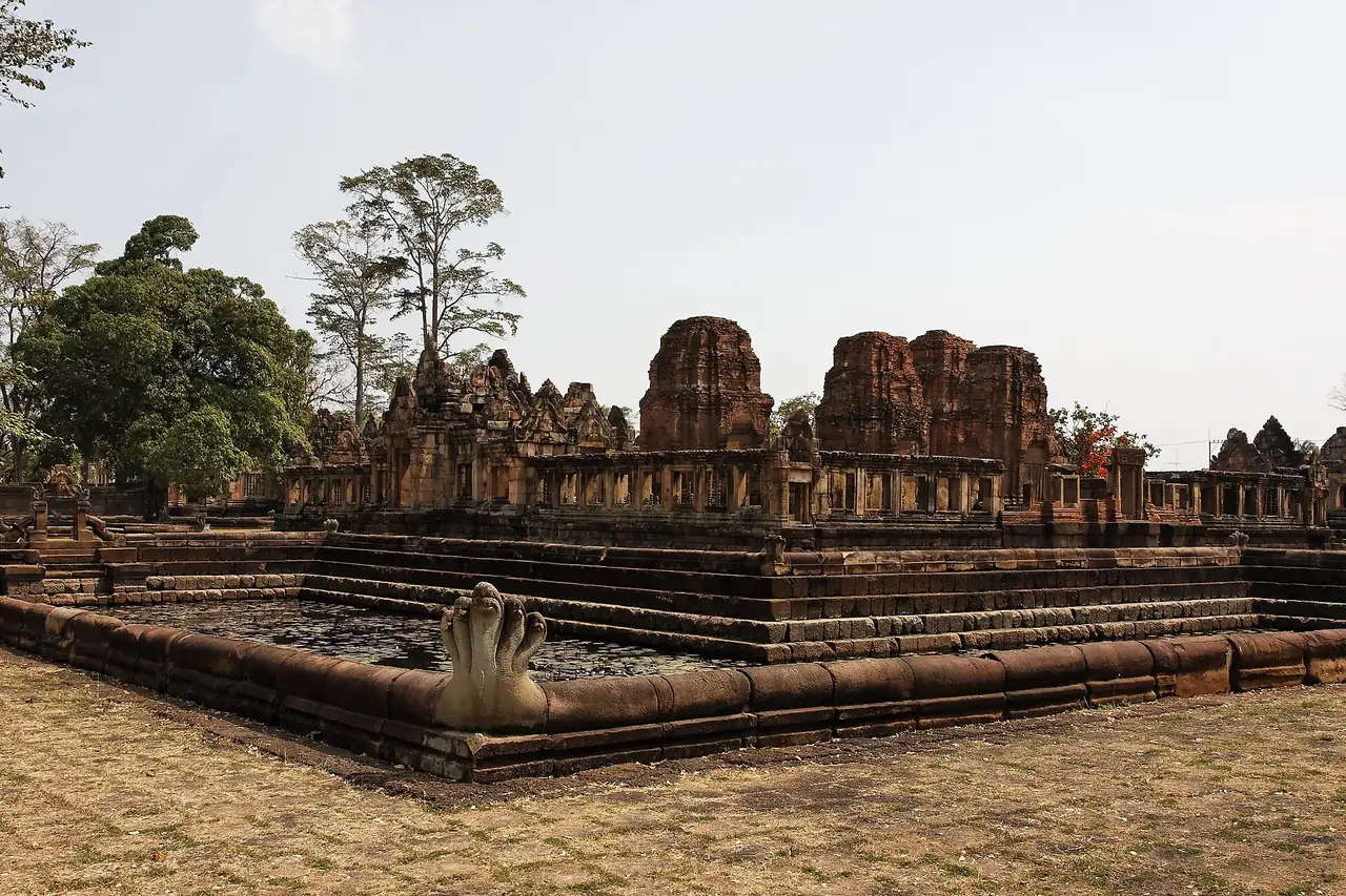 สระน้ำล้อมรอบและมุมนาคที่ปราสาทเมืองต่ำ