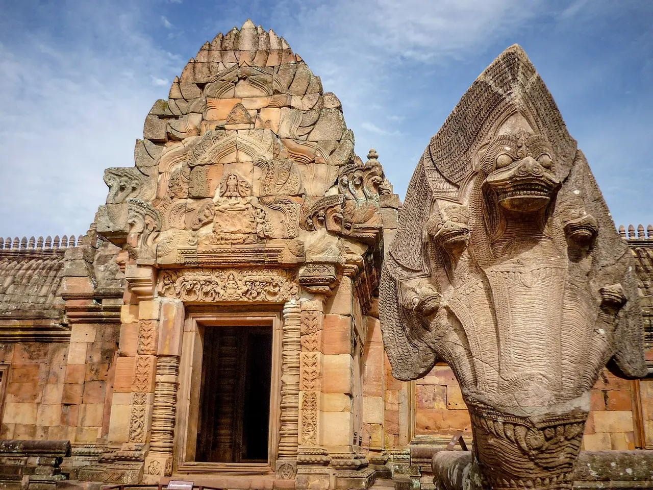 เศียรนาคข้างประตูปรางค์ประธาน