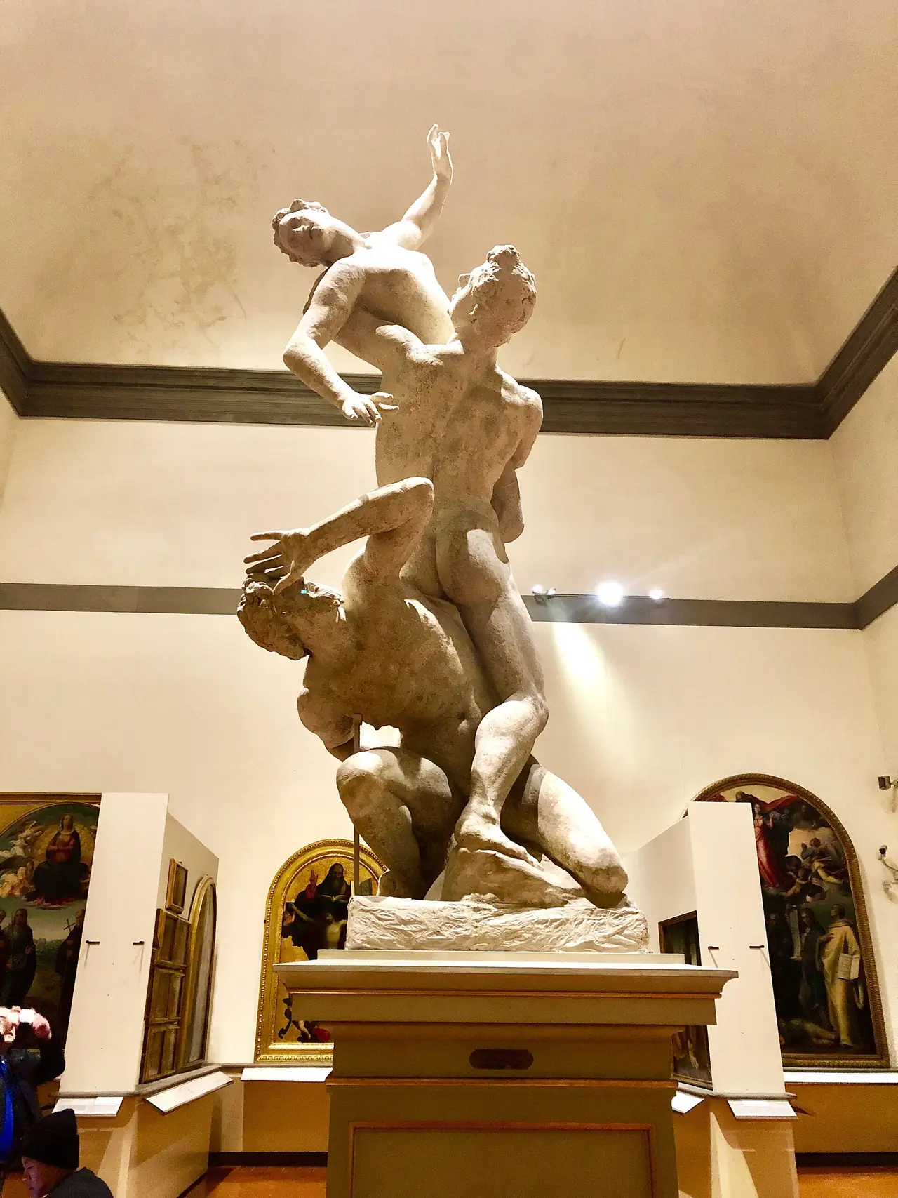 ประติมากรรม Rape of the Sabine Women ของ Giambologna (ฉบับปูนปลาสเตอร์) ในหอศิลป์อักกาเดเมีย ภาพถ่ายจาก Wikimedia Commons