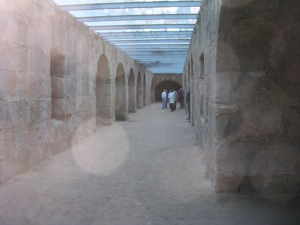 ทางเดินในอุโมงค์ใต้ดิน (hypogeum) ของโคลอสเซียม ภาพถ่ายจาก Wikimedia Commons