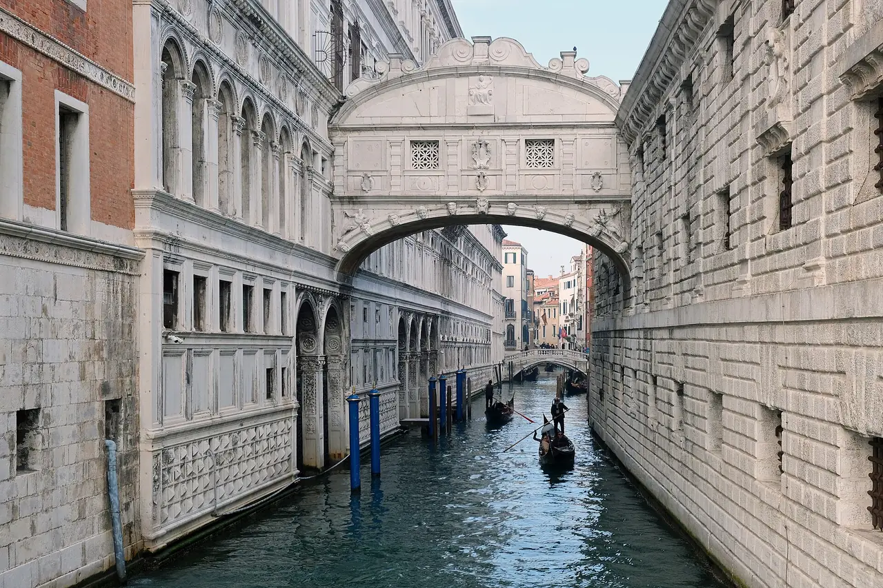 สะพานถอนหายใจ (Bridge of Sighs) ข้างพระราชวังดอจ์ ภาพถ่ายจาก Wikimedia Commons