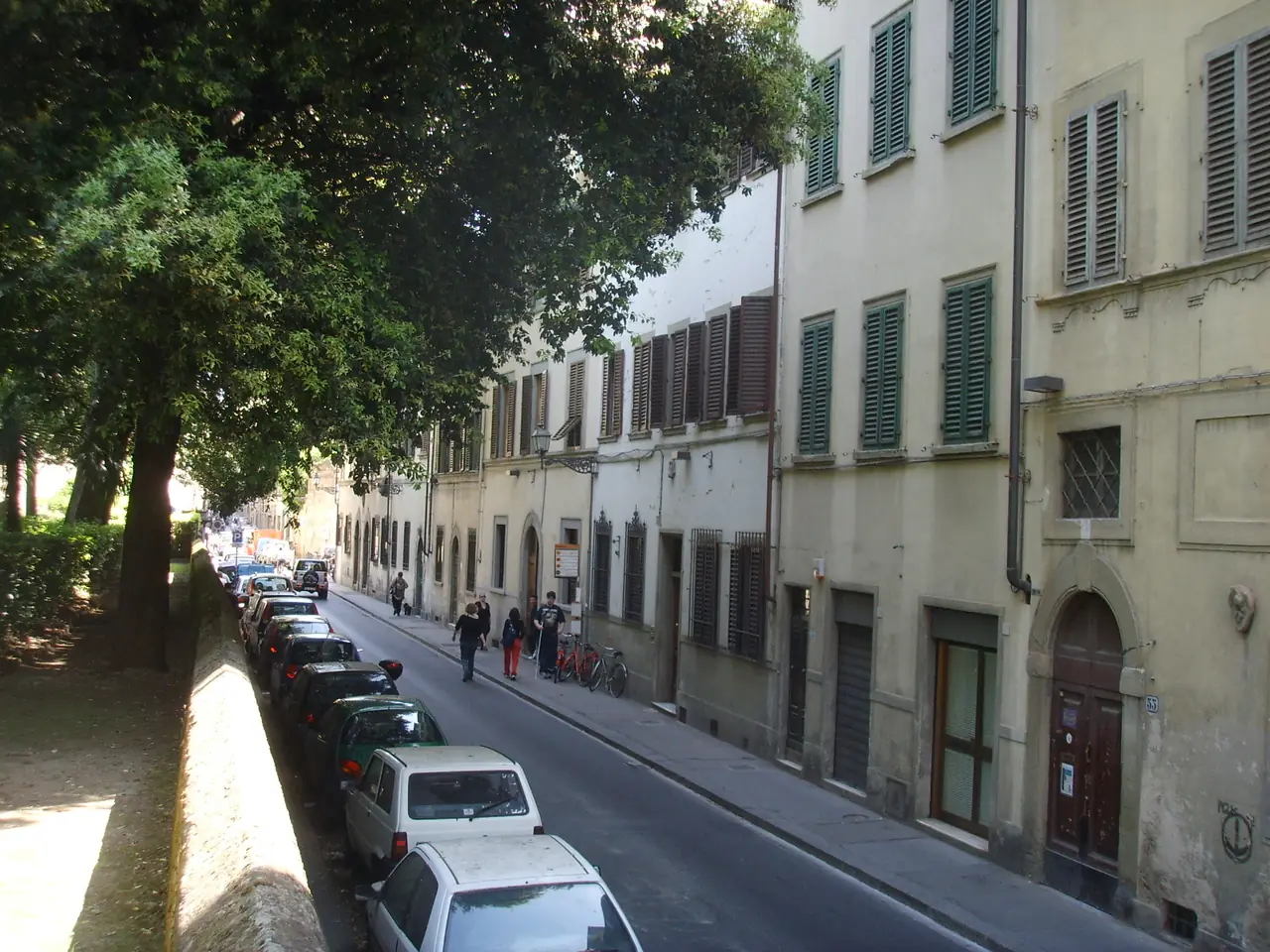 ถนน Via Romana ในโอลทราร์โน ฟลอเรนซ์ ภาพถ่ายจาก Wikimedia Commons