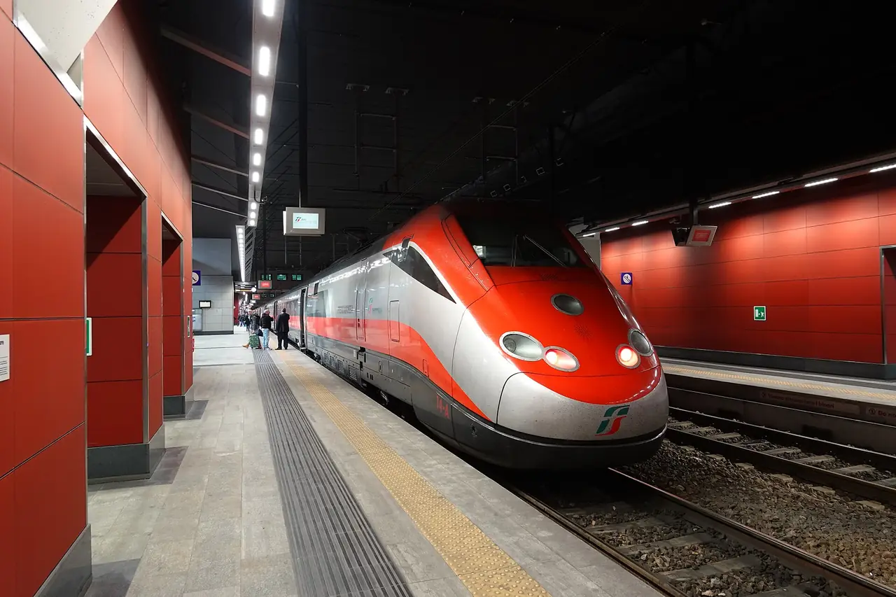 รถไฟความเร็วสูง Frecciarossa ที่ชานชาลา ภาพถ่ายจาก Wikimedia Commons