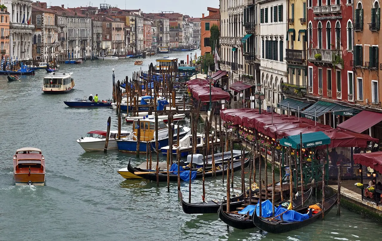 คลองใหญ่ (Grand Canal) ในเวนิส ภาพถ่ายจาก Wikimedia Commons