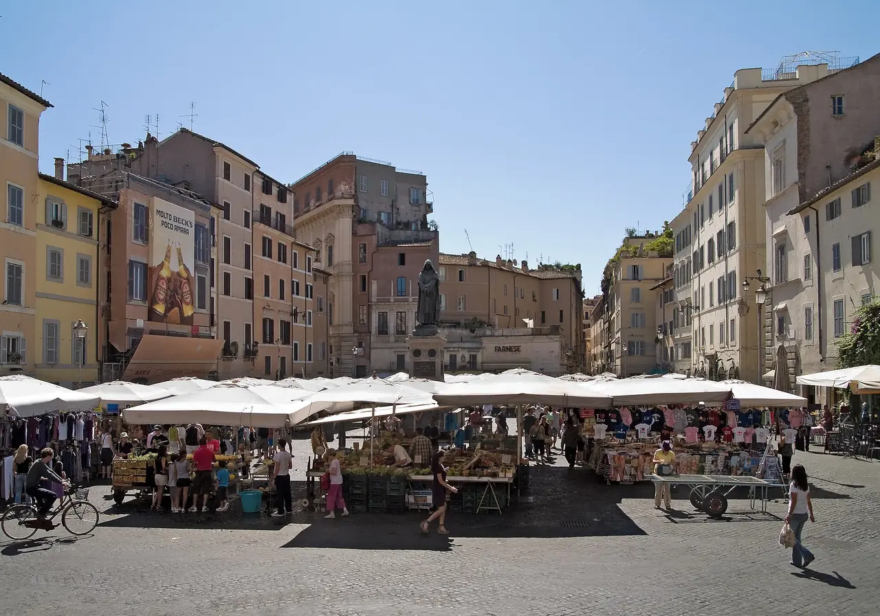 ตลาดที่ปิอัซซาแคมโปเดฟิโอรี ภาพถ่ายจาก Wikimedia Commons