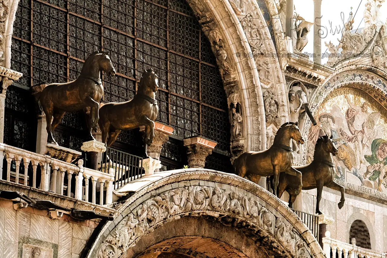 ม้าสำริดแห่งซานมาร์โกที่ Loggia dei Cavalli ภาพถ่ายจาก Wikimedia Commons