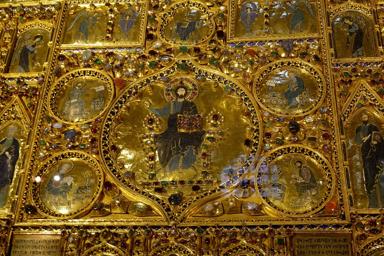 รายละเอียดของ Pala d'Oro ในมหาวิหารซานมาร์โก ภาพถ่ายจาก Wikimedia Commons