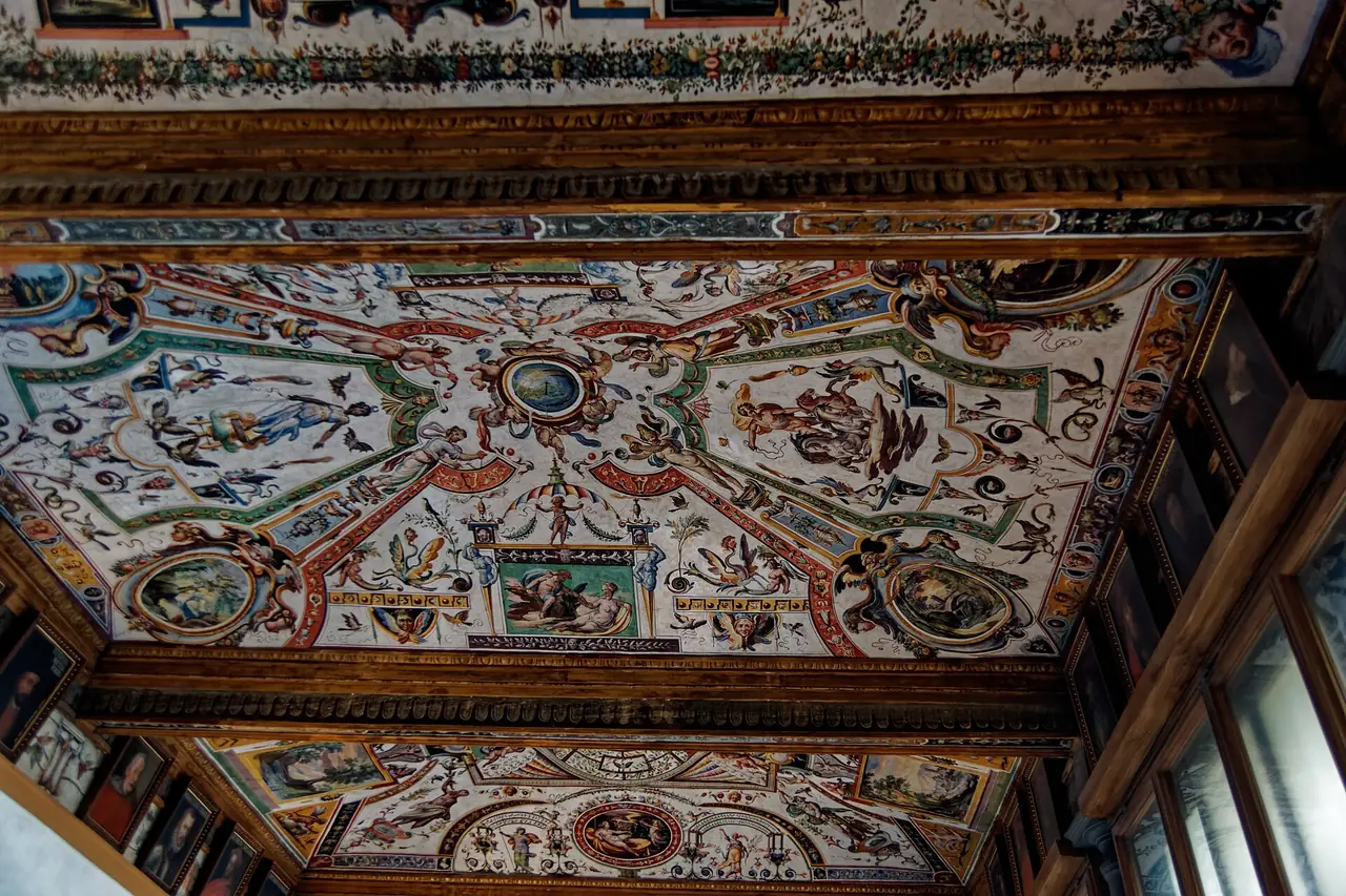 เพดานที่ตกแต่งของโถงวาซารี (Vasari Corridor) ภาพถ่ายจาก Wikimedia Commons