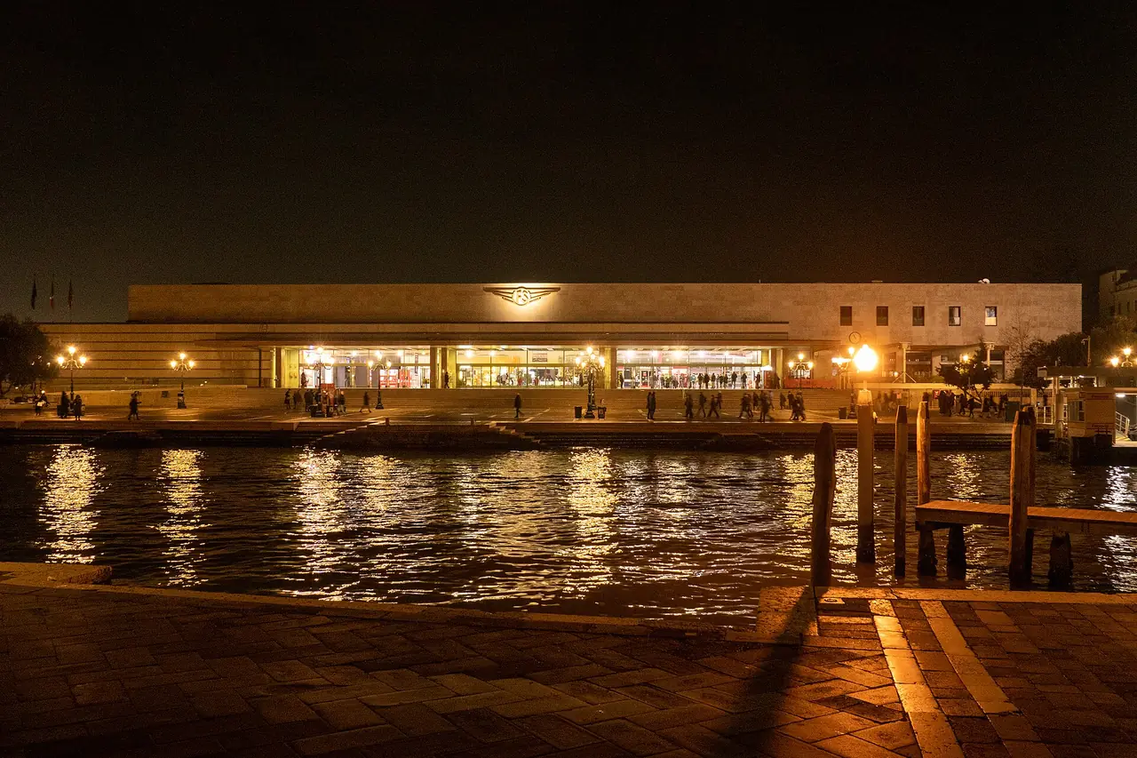 สถานี Venezia Santa Lucia มองข้ามคลองใหญ่ยามค่ำ ภาพถ่ายจาก Wikimedia Commons