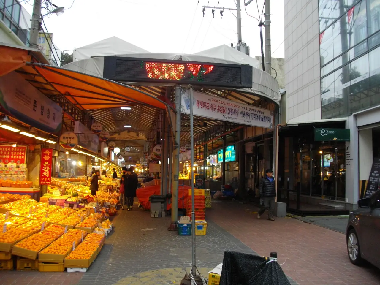 ตลาดตงมุน (Dongmun Market) ในเมืองเชจู ภาพทางเข้าตลาดและแผงผลไม้