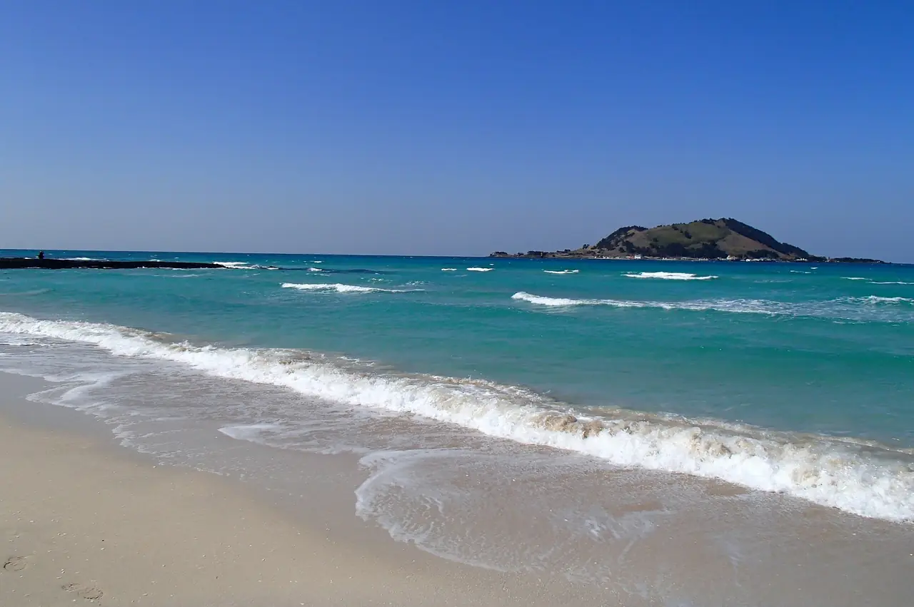หาดฮยอบแจฝั่งตะวันตก น้ำทะเลตื้นสีเขียวมรกต (ภาพชายหาด)