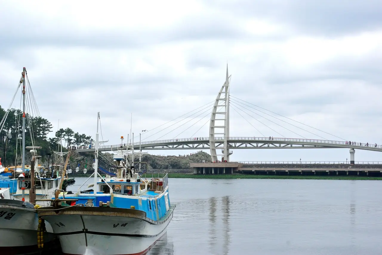สะพานเซยอนกโย (Saeyeon-gyo) ที่ท่าเรือซอกวิโพ (ภาพสะพานและเรือประมง ไม่ใช่โรงแรม)