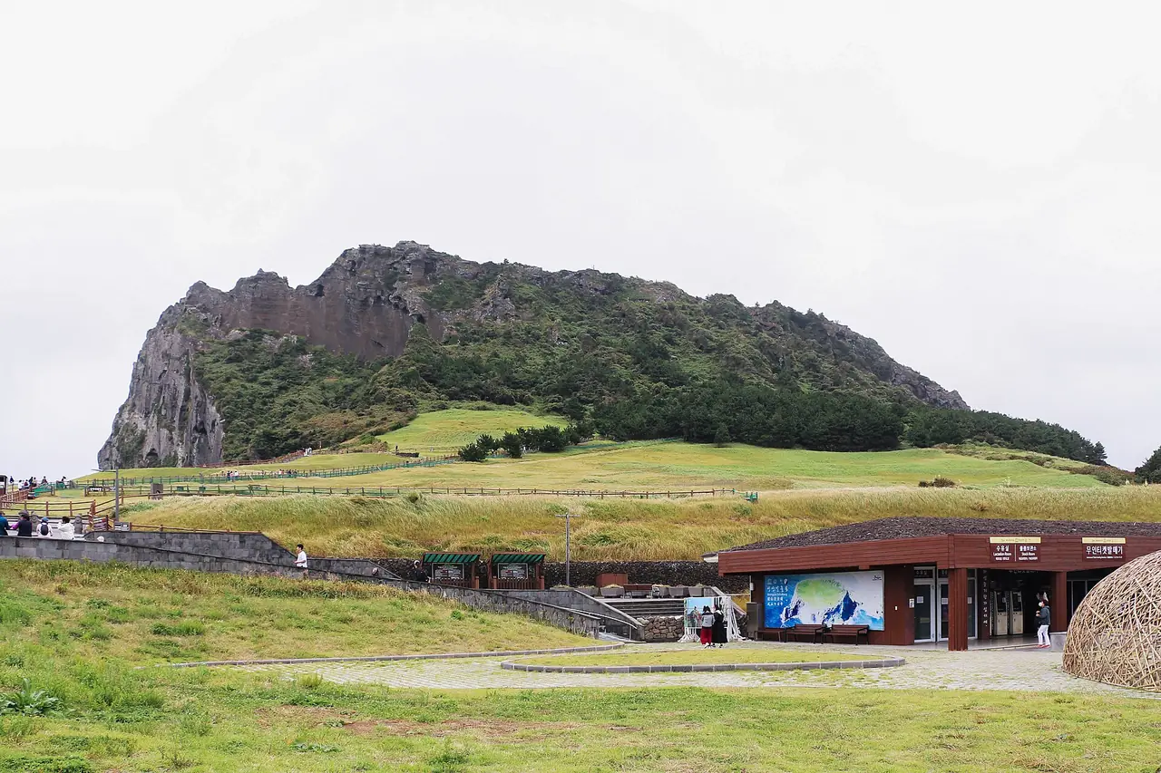 ซองซานอิลชุลบง ภูเขาไฟทัฟฟ์โคนริมทะเลทางตะวันออกของเกาะ ภาพมองจากทุ่งหญ้าด้านหน้า