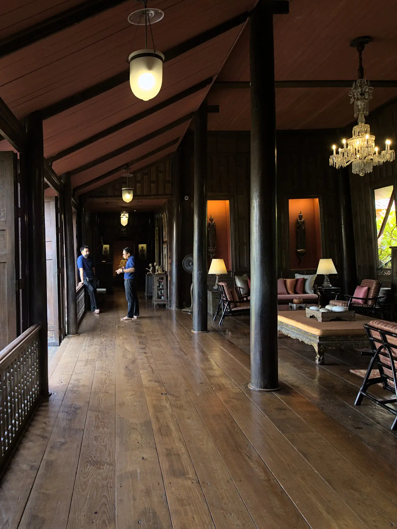ระเบียงและพื้นที่นั่งเล่นภายในบ้านจิม ทอมป์สัน
