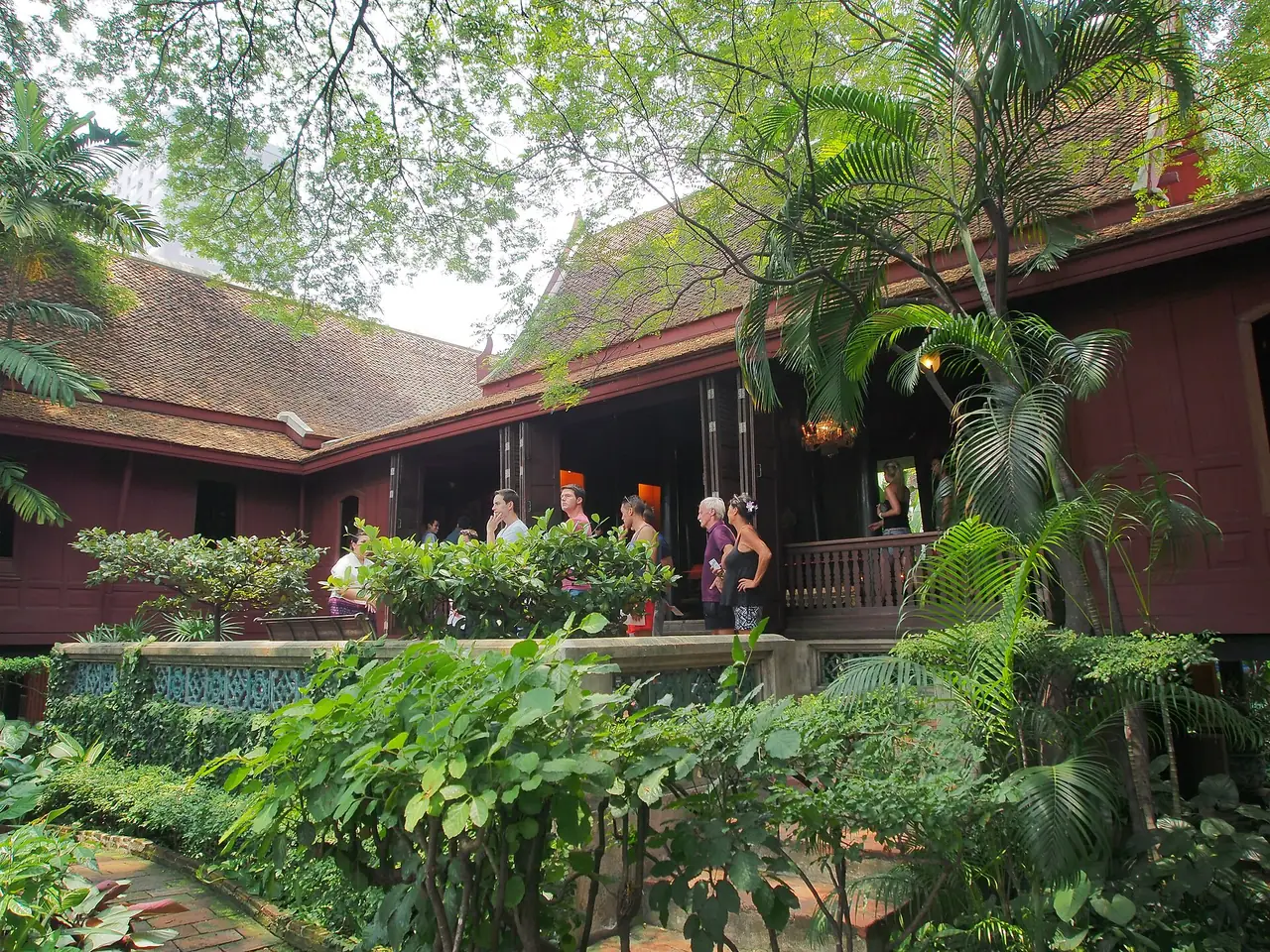 ลานและอาคารไม้ของบ้านจิม ทอมป์สัน กรุงเทพ