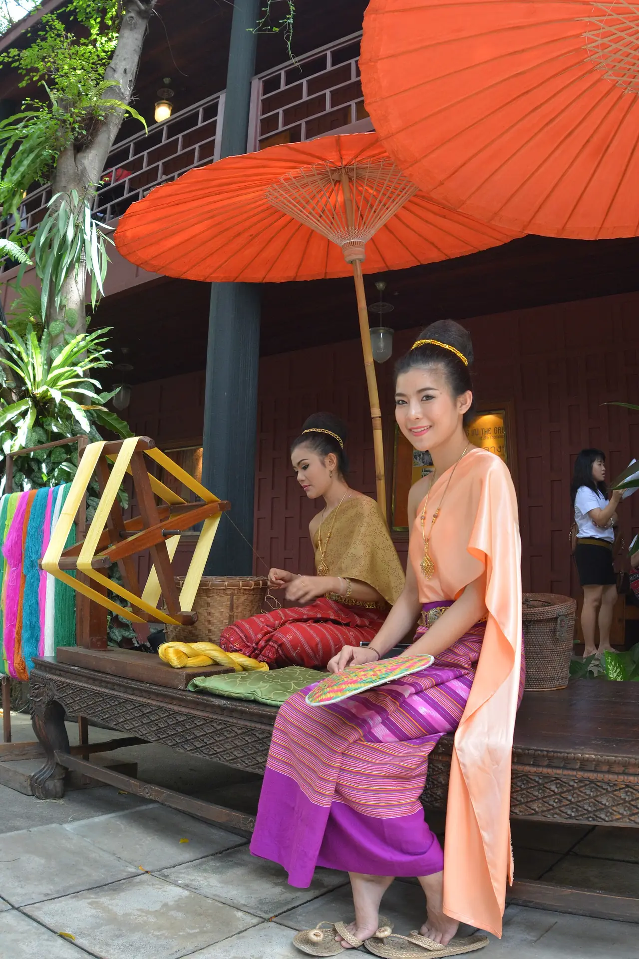 การสาธิตทอผ้าในบริเวณบ้านจิม ทอมป์สัน กรุงเทพ