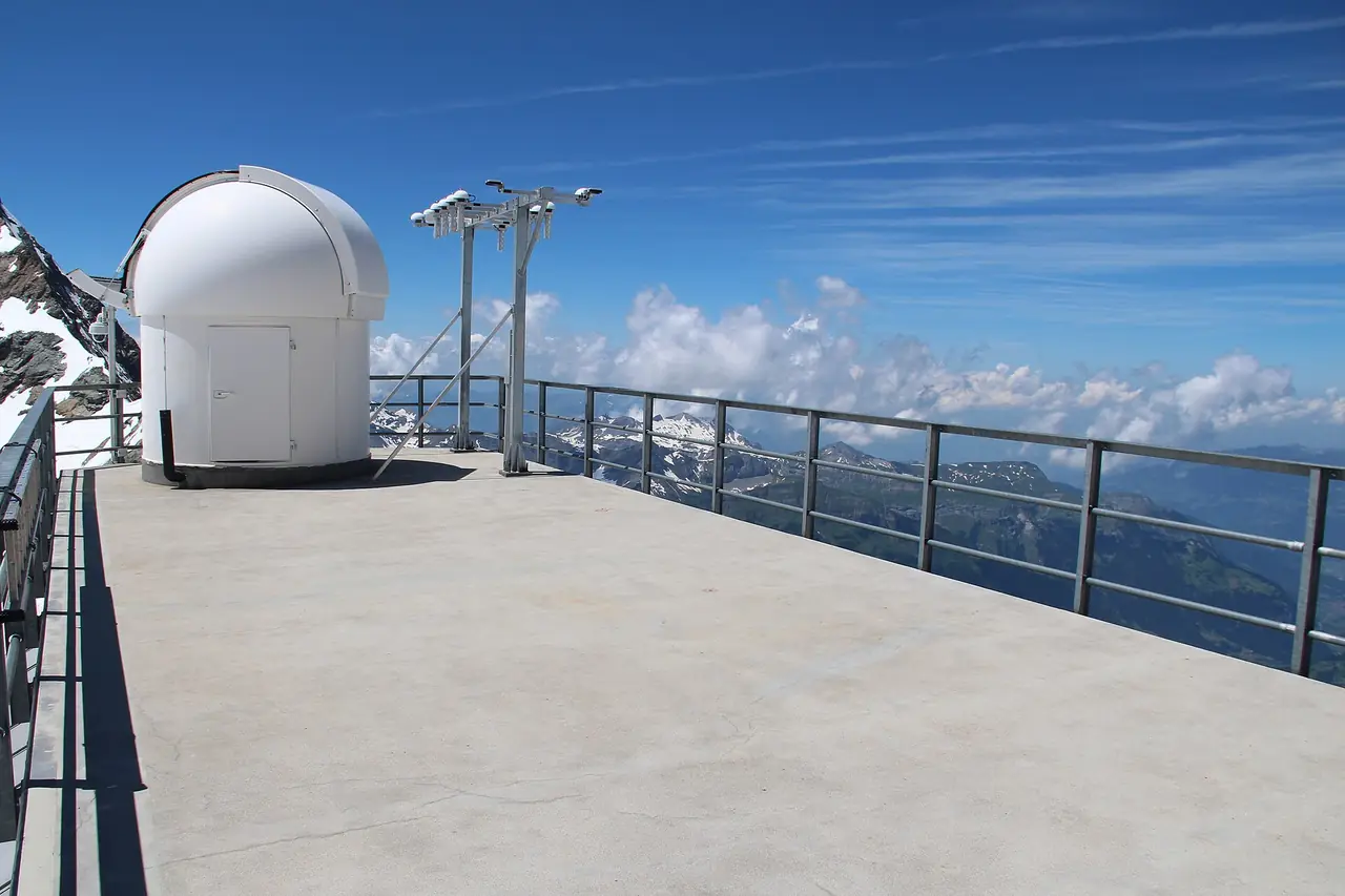 ลาน Sphinx Observatory บนยุงเฟรายอค ภาพถ่ายจาก Wikimedia Commons
